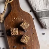 Gluténmentes kézműves csokis-mogyorós kocka box 180g