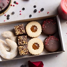 Gluténmentes sütibox (linzer, isler, vaníliás hókifli, mogyorós csokoládé kocka)