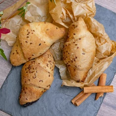 Gluténmentes szilvás-magvas croissant 90g