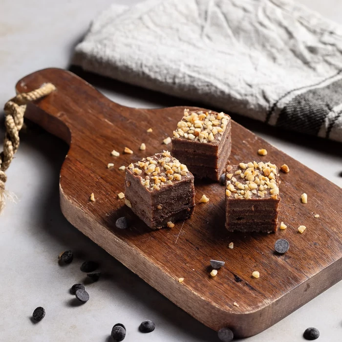 Gluténmentes kézműves csokis-mogyorós kocka box 180g