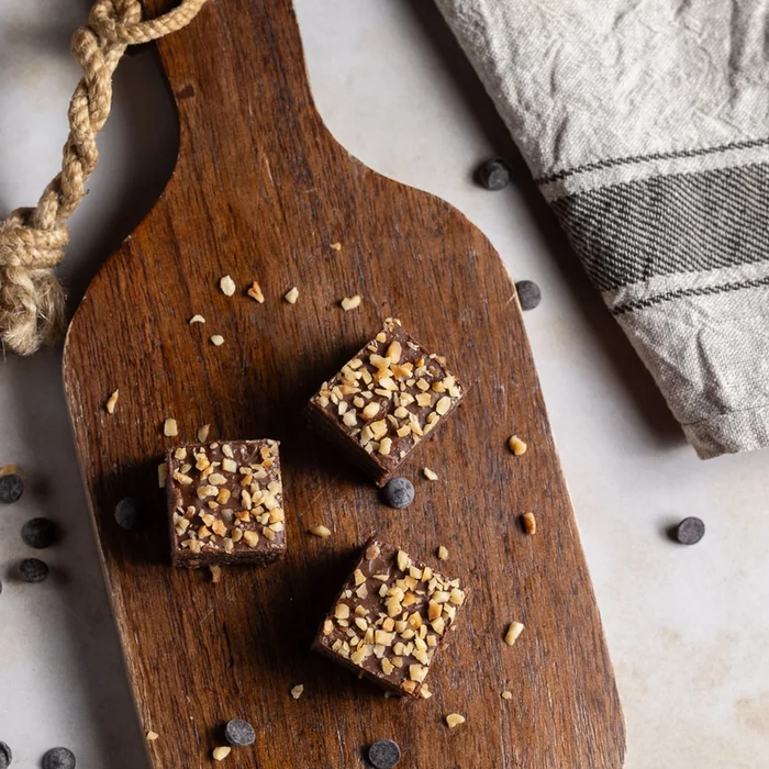 Gluténmentes kézműves csokis-mogyorós kocka box 180g